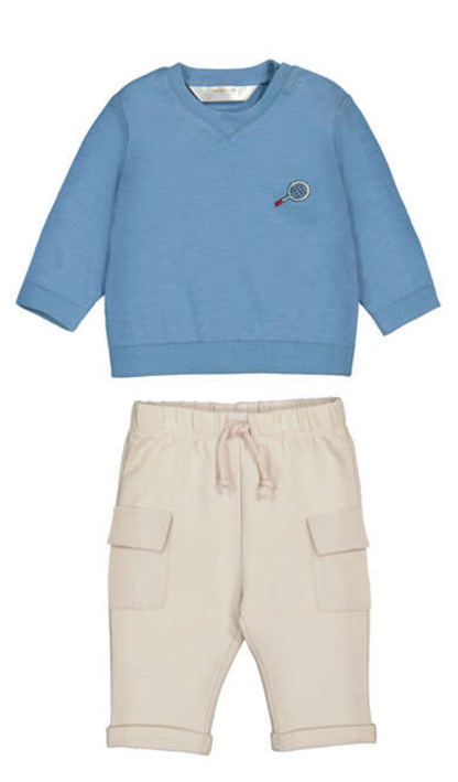 Mayoral boys Tennis Blues 2-piece set — front flat lay showing a soft cornflower blue cotton pullover with ribbed round neckline, ribbed cuffs and ribbed hem, and a small embroidered tennis racket and ball motif in navy and red on the left chest; paired with sand beige cargo-style trousers with drawstring elasticated waistband, two large patch cargo pockets on the thighs and turn-up cuffs