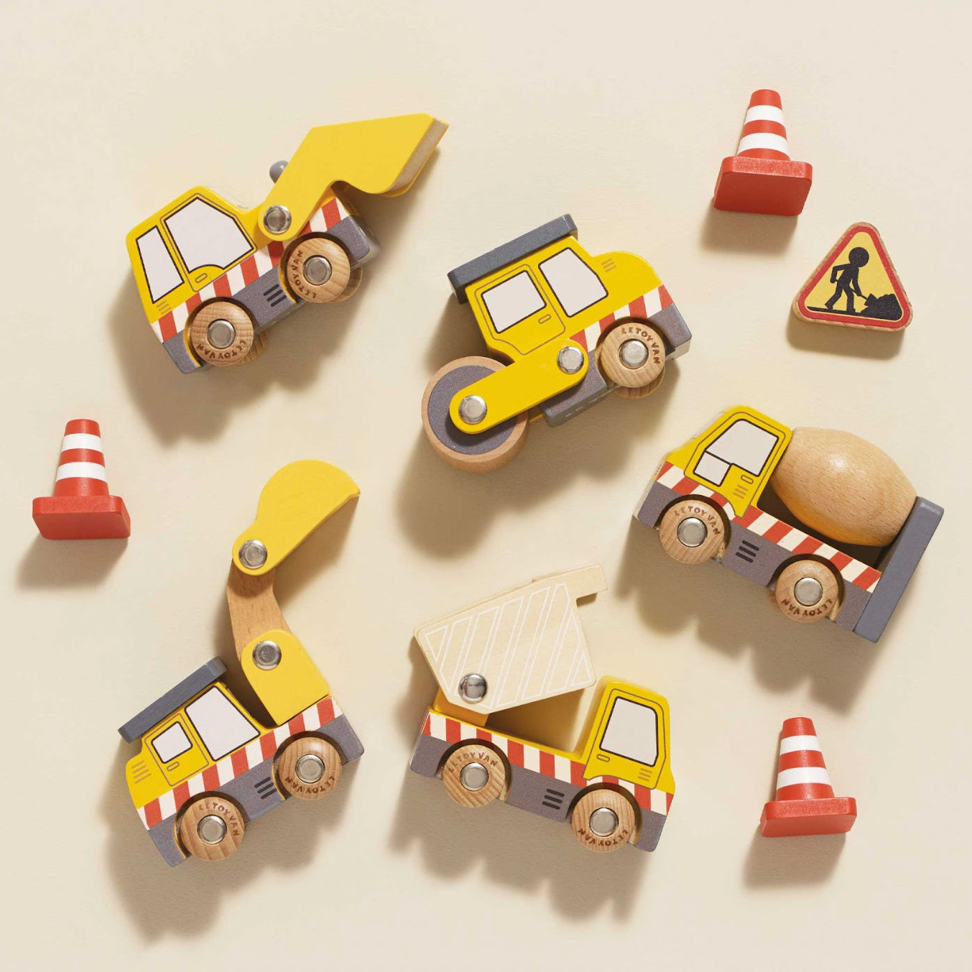 imaginative play wooden toy cars trucks and diggers playset. CONSTRUCTION WOODEN TOY CARS, TRUCKS & DIGGERS | LE TOY VAN