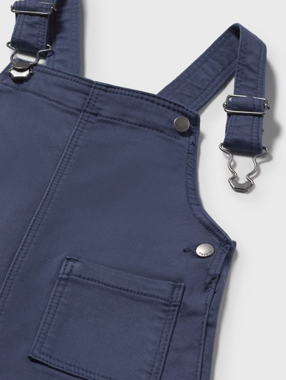 Close-up — S-hook hardware, Mayoral-engraved snap, bib pocket, twill fabric texture. 