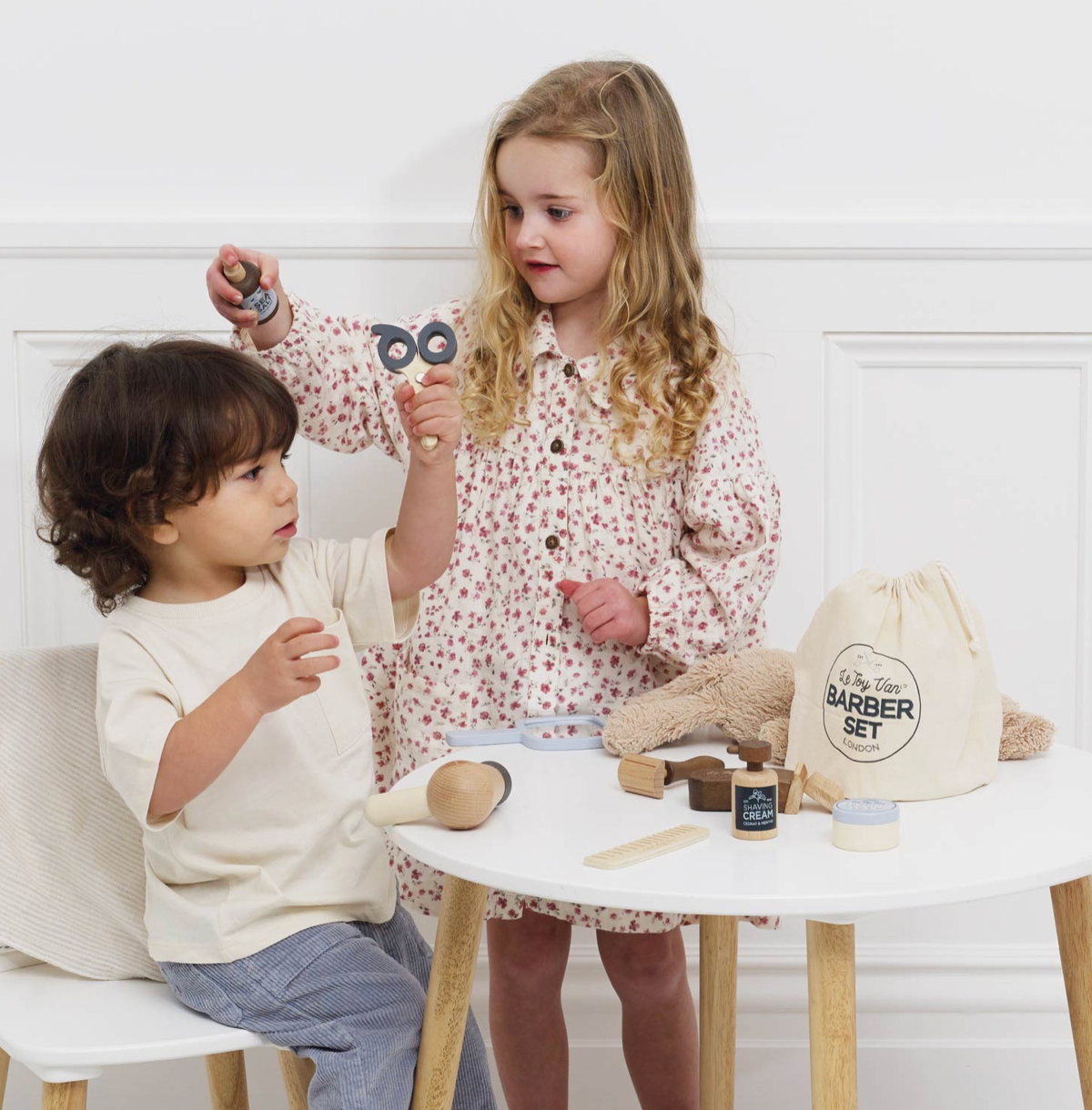 Le Toy Van grooming role-play kit for children, with 12 detailed accessories to inspire hairdresser and barber pretend play.