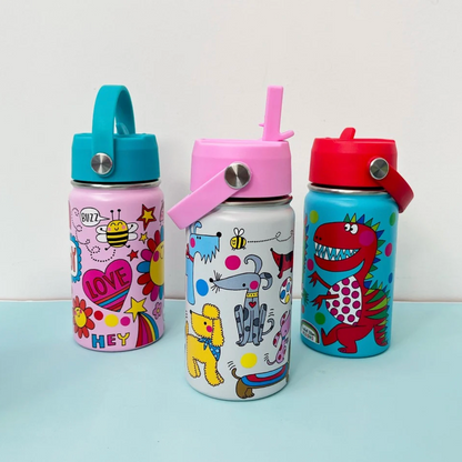 Three Rachel Ellen bottles on a pale blue surface: pink Bee Happy bottle with turquoise upright handle at left, white dog-print bottle with pink raised straw in centre, and turquoise dinosaur bottle with red lid at right.