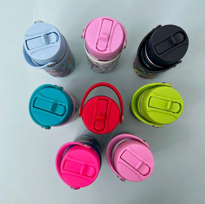 Eight Rachel Ellen bottle lids viewed overhead on pale blue: pale blue, pink and navy across top, turquoise, red and lime-green Jungle lid in middle, fuchsia and pale pink below; all straws folded closed with carry handles alongside.