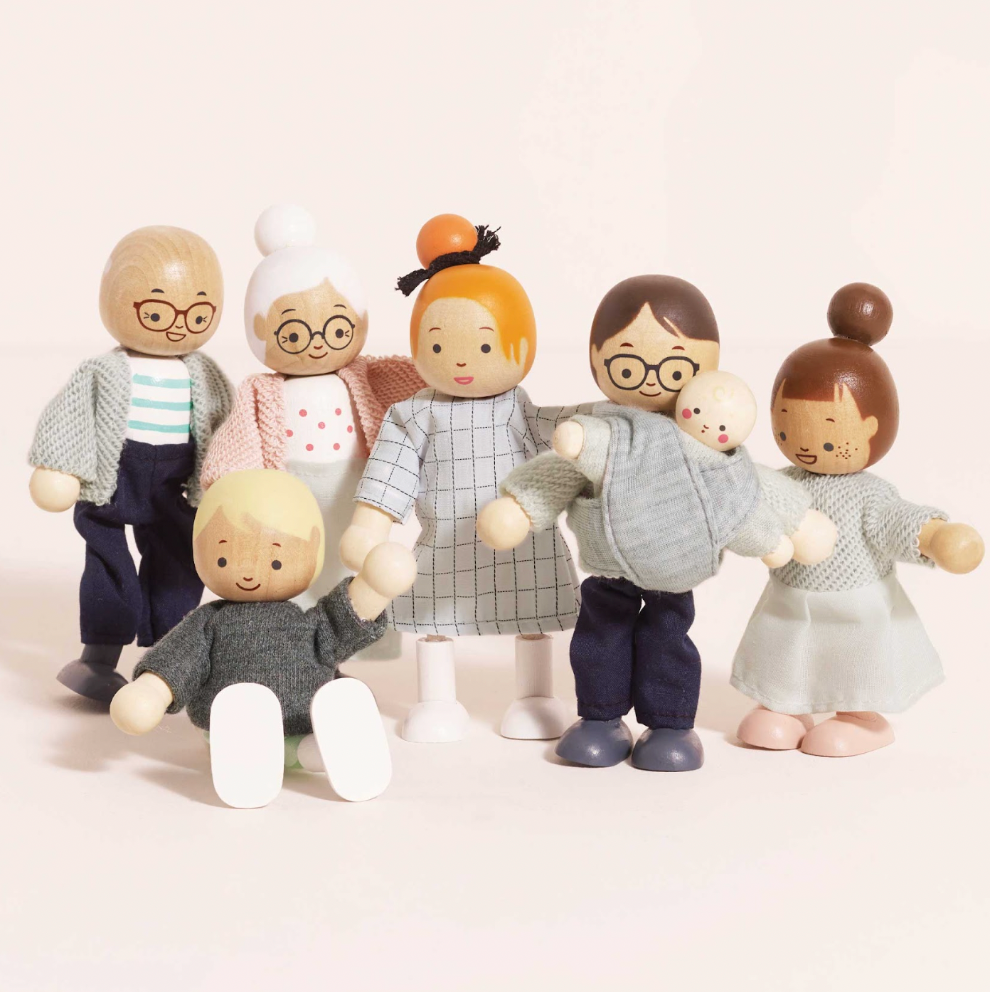 Set of wooden family figurines on a light background WOODEN DOLLS HOUSE FAMILY | LE TOY VAN